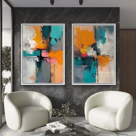 זוג תמונות קנבס צבעוניות בסגנון אבסטרקטי, תלוי מעל ספה מודרנית כהה, עם גוונים של כתום, טורקיז ואפור, מקולקציית תכשיט לבית.