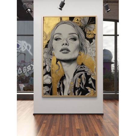 תמונת קנבס של אישה מאוירת בשחור ולבן עם נגיעות זהב, עגילים גדולים ופרפר ברקע, תלויה בחלל גלריה מודרני עם תאורה ממוקדת.