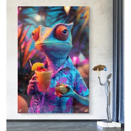 תמונת זכוכית של זיקית צבעונית עם חולצת חוף, מחזיקה משקה טרופי וקוקטייל, מתוך קולקציית M-X ART לעיצוב קליל ומודרני.