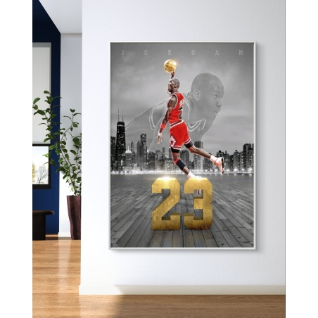 תמונת קנבס של כוכב הכדורסל האגדי עם המספר 23 על רקע עירוני בשחור-לבן, עם הדגשה מוזהבת למספר והעפלה לכדור הזהב.