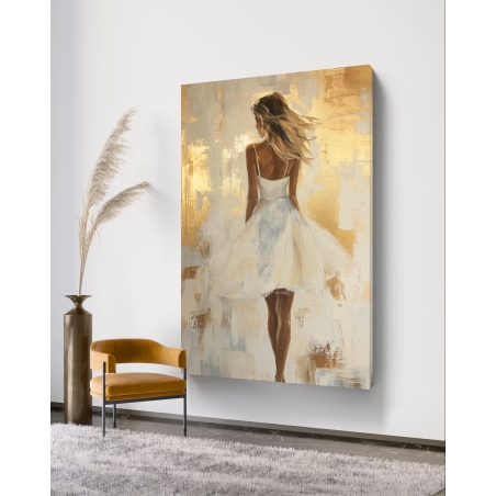 תמונת קנבס של אישה בשמלה לבנה על רקע זהוב מופשט, מודפסת על קנבס חלק בגימור איכותי.