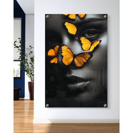 תמונת זכוכית מרשימה עם פרפרים מוזהבים על פנים דרמטיות - עיצוב יוקרתי מבית 