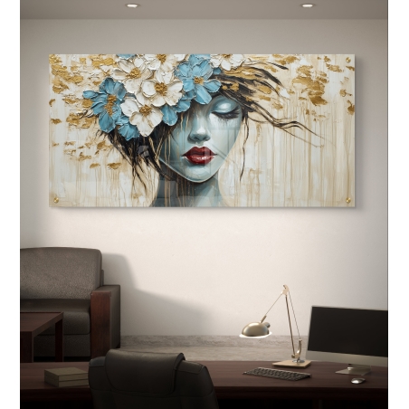 תמונת זכוכית לרוחב עם דמות נשית עצומת עיניים ופרחים תלת־ממדיים בגווני תכלת וזהב