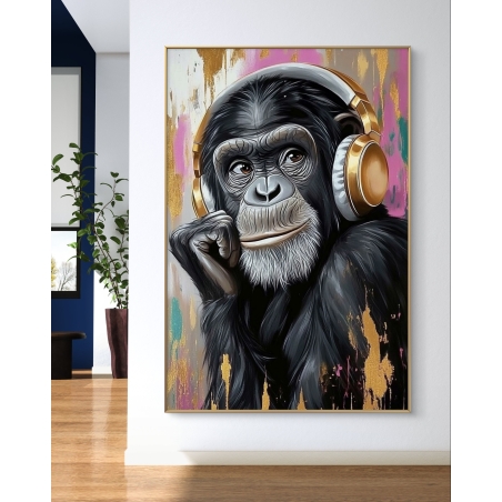 תמונת קנבס עם דמות קוף לובש אוזניות מוזהבות על רקע צבעוני בגווני ורוד, זהב ותכלת, לעיצוב עכשווי ומלא חיים.