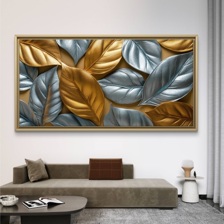 תמונת קנבס לרוחב של עלים תלת־ממדיים בגווני זהב וכסף על רקע חום, תלויה מעל ספה ירוקה בעיצוב מודרני