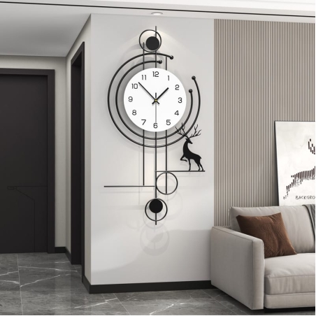 שעון קיר עגול עם מסגרת מתכת שחורה, לוח שעון לבן עם מספרים שחורים, עיצוב מינימליסטי עם דמות צבי אלגנטית, מתאים לעיצוב מודרני של סלון, משרד או חדר אירוח.