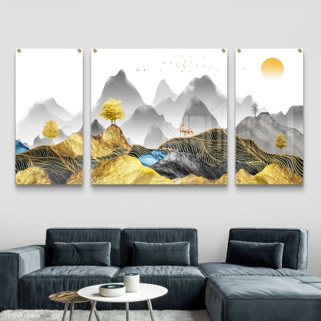 תמונת זכוכית מחולקת לשלושה חלקים עם נוף הררי בגווני שחור וזהב, עצים צהובים, איילים מוזהבים ושמש צהובה על רקע לבן