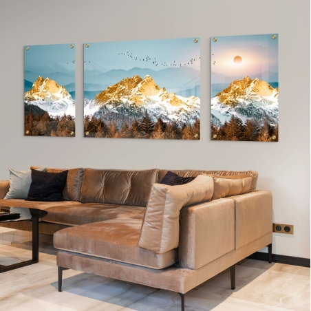 תמונת זכוכית מחולקת – נוף פסגות מושלגות מוזהבות עם שקיעה ויער חום