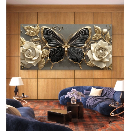 תמונת זכוכית לרוחב המציגה פרפר שחור וזהוב עם כנפיים פתוחות, מוקף בשני פרחי ורדים בגווני שמנת וזהב, על רקע מעוצב בגוון אפור עמוק.