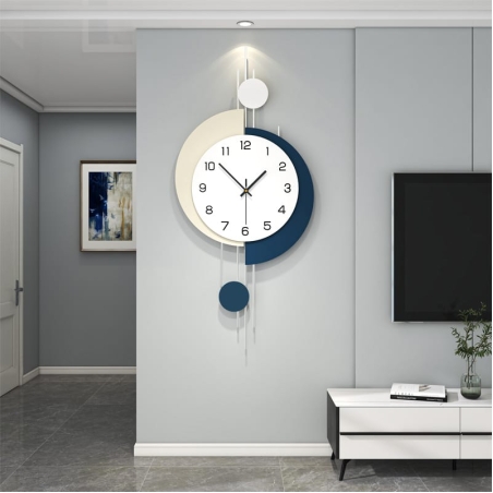 שעון קיר מודרני בגווני כחול ושמנת עם אלמנטים גיאומטריים אלגנטיים, מתאים לעיצוב יוקרתי של הסלון, המשרד או חדר השינה.