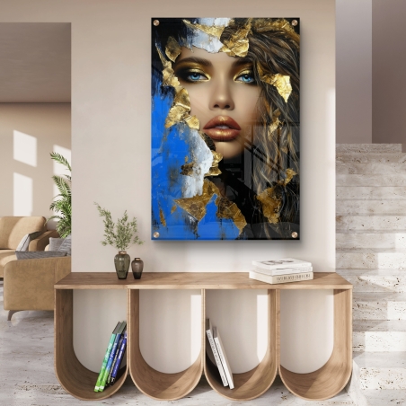 תמונת זכוכית לאורך עם פורטרט נשי ועיטורים בגווני זהב, כחול ולבן מתוך קולקציית תכשיט לבית