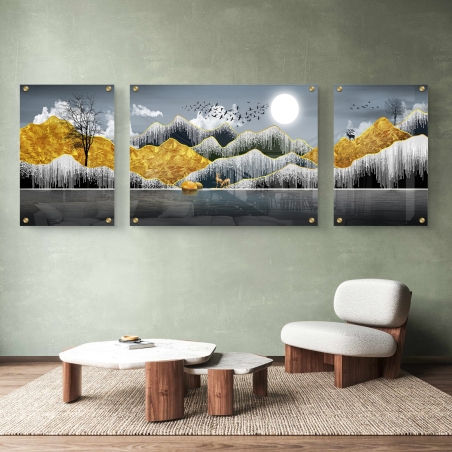 תמונת זכוכית מחולקת לשלושה חלקים עם הרים בגווני זהב ושלג, אגם שקט, עצים ואיילים – בהדפסה חלקה ומבריקה על זכוכית איכותית.