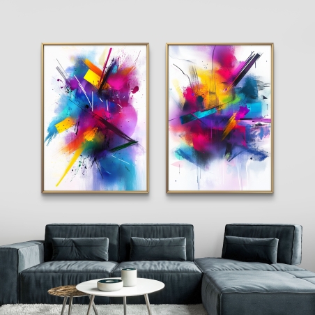 זוג תמונות קנבס מופשטות בגוונים נועזים של ורוד, טורקיז, סגול וצהוב, תלויות מעל ספה מודרנית כהה בעיצוב נקי.