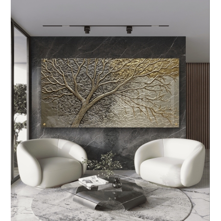 תמונת זכוכית לרוחב עם עיצוב תלת־ממדי של עץ מופשט בגוונים מתכתיים של זהב וכסף, תלויה מעל שולחן אוכל מודרני בחדר מואר ומעוצב.