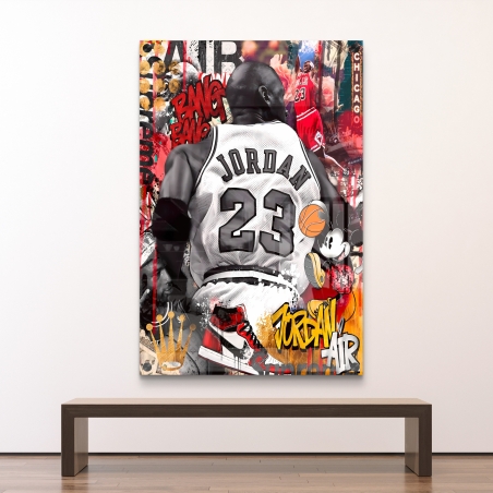 תמונת זכוכית אומנות רחוב עם דמות שחקן כדורסל אייקוני בחולצה מס' 23 – אגדת הרחוב 23