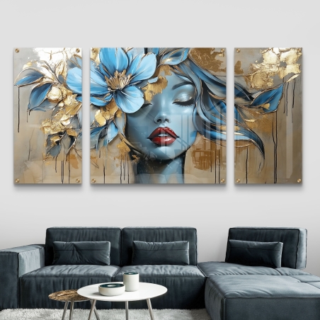 תמונת זכוכית מחולקת המציגה דמות אישה כחולה מוקפת בפרחים זהובים וכחולים בסגנון תלת-מימד