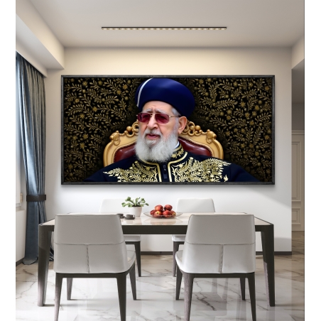 תמונת קנבס אומנותית המציגה את הרב עובדיה יוסף יושב על כסא מפואר, מוקף ברקע מעוטר בגווני זהב ושחור, בלבוש מסורתי מעוטר זהב.