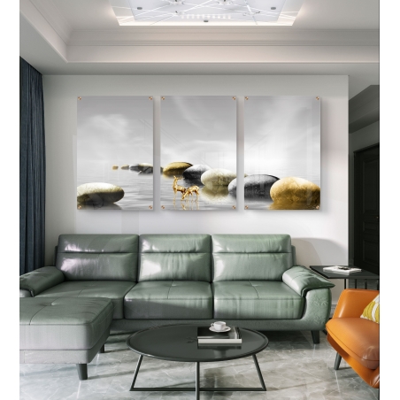 שלישיית תמונות זכוכית עם אבנים חלקות בגווני זהב, אפור ולבן וצמד צבאים, בעיצוב מודרני יוקרתי.