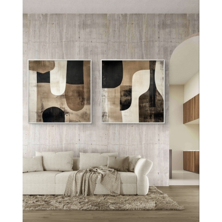 זוג תמונות קנבס מרובעות בעיצוב אבסטרקטי בגווני חום, שחור ובז', תלויות מעל ספה בסלון מודרני.