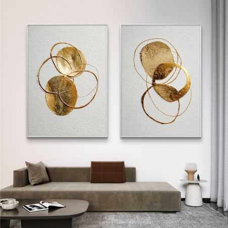 זוג תמונות קנבס עם קווים גאומטריים עגולים בגוון זהב על רקע לבן, בעיצוב מינימליסטי יוקרתי