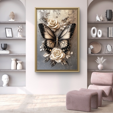 תמונת קנבס עם פרפר שחור-קרם תלת־ממדי, ורדים לבנים ועלים מטאליים על רקע אפור מרקמי