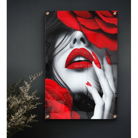 תמונת זכוכית אומנותית של אישה בשחור-לבן עם שפתיים אדומות, ציפורניים אדומות ופרחי ורד אדומים, תלויה בחלל מעוצב עם כורסה צהובה.