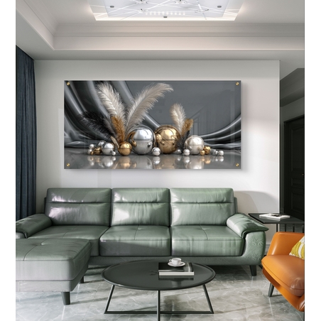 תמונת זכוכית לרוחב עם נוצות וכדורים בגווני זהב וכסף לעיצוב סלון יוקרתי