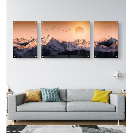 תמונה על זכוכית בשלושה חלקים המציגה נוף פסגות הרים בשקיעה זהובה – הדפסה חלקה ואיכותית בטכנולוגיית UV