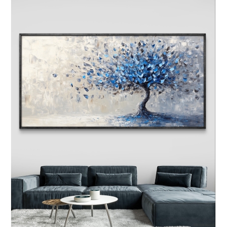 תמונת קנבס רחבה של עץ כחול מרהיב על רקע מופשט בגווני לבן וכסוף, בעיצוב מודרני ומתוחכם, מתאימה לסלון יוקרתי או משרד מעוצב.