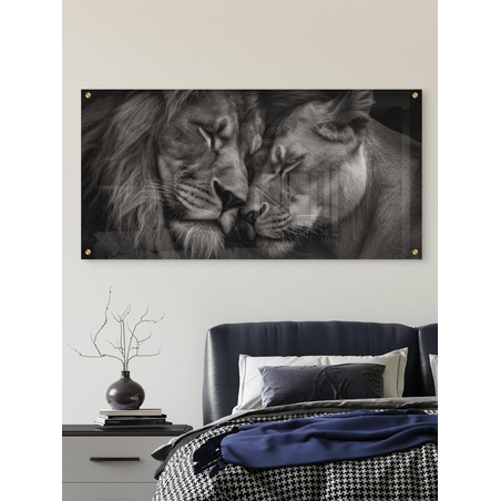 תמונת זכוכית לרוחב של זוג אריות עם ראשיהם צמודים ברגע אינטימי, בעיצוב מונוכרומטי יוקרתי – NEXTGEN BY BAR.