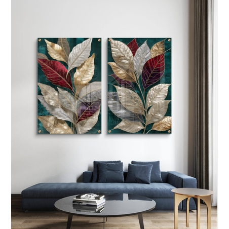 סט תמונות זכוכית זוג עם עלים גדולים בגווני זהב, בורדו ושמנת על רקע ירוק אמרלד תלוי מעל ספה כחולה בסלון מודרני.