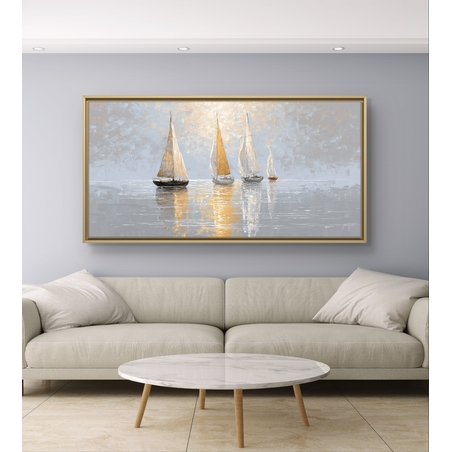 תמונת קנבס לרוחב עם סירות מפרש על ים שקט בגווני זהב, שמנת ואפור עם השתקפות עדינה במים