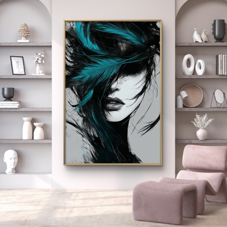תמונת קנבס לאורך עם דמות אישה מסתורית ונוצות טורקיז, עיצוב אומנותי והדפסה חלקה – מקולקציית תכשיט לבית