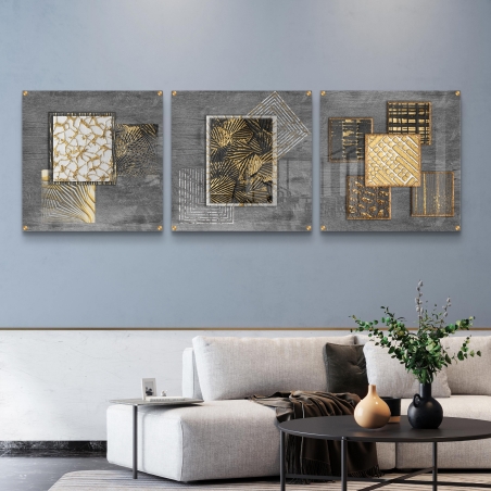 שלישיית תמונות זכוכית מרובעות בגווני אפור עם עיטורי זהב מודרניים, בעיצוב גאומטרי ובמראה תעשייתי יוקרתי.
