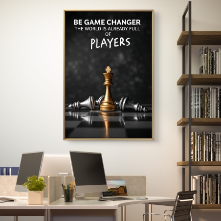 תמונת קנבס השראתית עם לוח שחמט, מלך מוזהב עומד זקוף מול שחקני יריב שנפלו, עם הכיתוב 