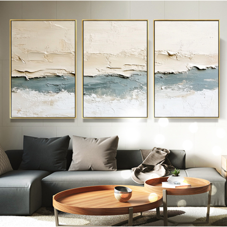 שלישיית תמונות קנבס בעיצוב אבסטרקטי בהשראת חוף ים, עם מרקם ייחודי בגווני חול, כחול ולבן, מושלמות לעיצוב אלגנטי ומודרני.