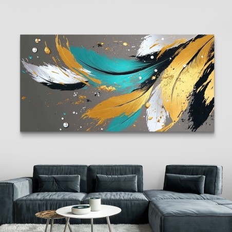 תמונת קנבס לרוחב המציגה נוצות זהובות, טורקיז ולבנות במראה מופשט עם רקע אפור, תלויה מעל ספה מודרנית בגוון בז’ בסלון יוקרתי.