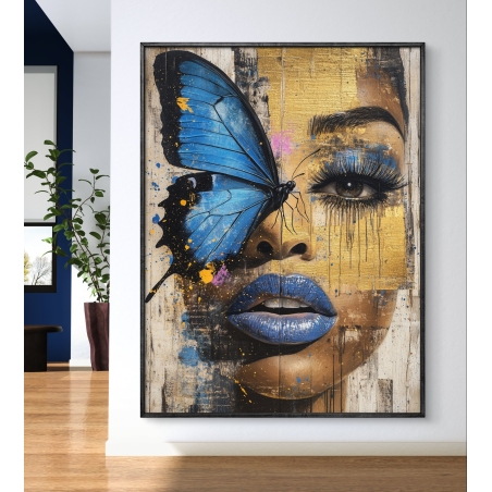 דיוקן אמנותי של פנים אישה עם פרפר כחול על רקע זהב וקווים אומנותיים, מושלם לעיצוב הבית.