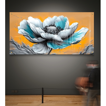 תמונת זכוכית לרוחב עם פרח בגווני כחול ולבן על רקע כתום מלא חיים, מושלם להענקת אווירה ייחודית ומודרנית לחלל.