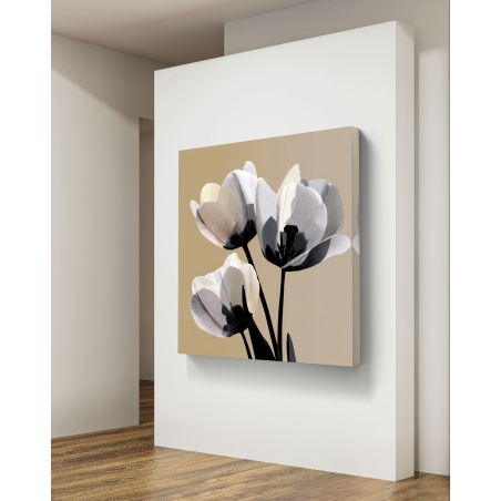 תמונת קנבס מרובעת עם שלושה פרחים בגווני לבן, שחור ובז' על רקע חלק – עיצוב מינימליסטי ייחודי של תכשיט לבית