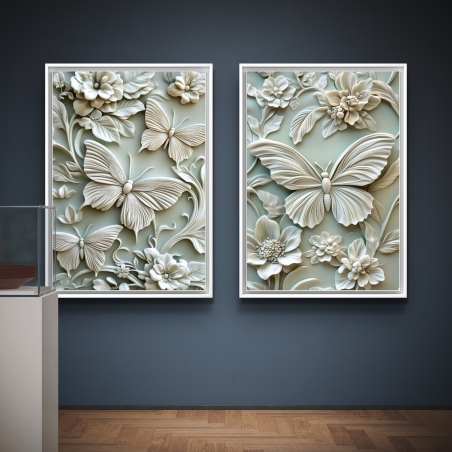 צמד תמונות קנבס עם עיצוב תלת-ממדי של פרפרים ופרחים בגווני שמנת וזהב, על רקע עדין ומרגיע.