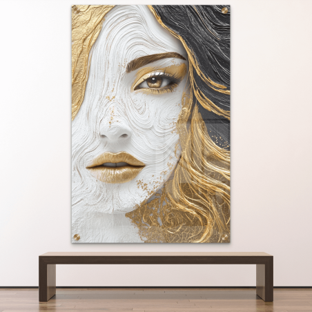 תמונת זכוכית עם דיוקן אישה מעוצבת בזהב, שחור ולבן, בעלת טקסטורה תלת-ממדית ועומק יוקרתי לקישוט הסלון או המשרד.