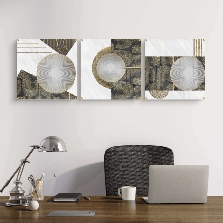 שלישיית תמונות זכוכית מרובעות עם עיצוב גאומטרי מודרני בצבעי זהב, שחור ולבן, בהדפסה חלקה ואיכותית.