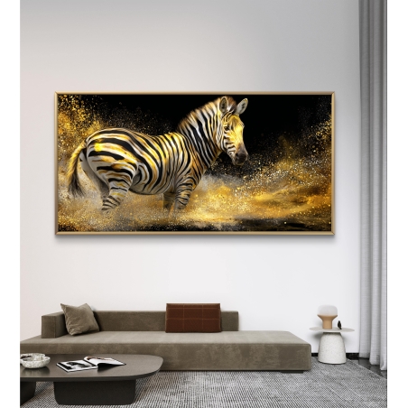 תמונת קנבס לרוחב המציגה זברה אומנותית עם נגיעות זהב נוצצות על רקע שחור – יצירה מודרנית יוקרתית לעיצוב הבית.