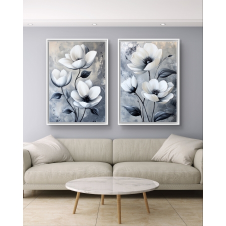 זוג תמונות קנבס עם פרחים לבנים על רקע בגווני אפור וכחול כהה – עיצוב מודרני ואלגנטי לבית