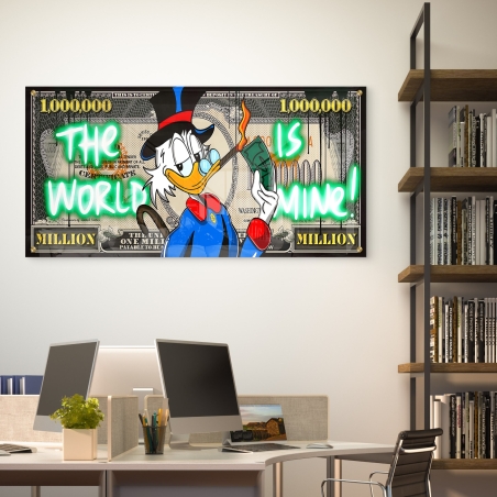 תמונת זכוכית לרוחב בעיצוב שטר מיליון דולר עם דמות קומיקס צבעונית, כיתוב ניאון ירוק “The World is Mine”, הדפסה חלקה ואיכותית מבית תכשיט לבית.
