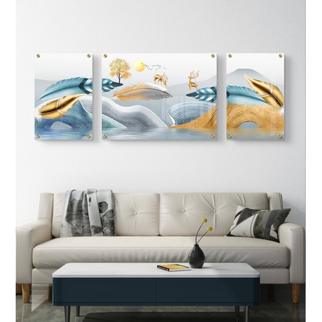תמונה מחולקת לשלושה חלקים על זכוכית עם נוף הרים, עלים בצבעי זהב וכחול וצבאים אלגנטיים – בעיצוב טבעי ומרגיע