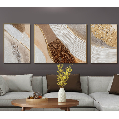 תמונת קנבס מחולקת בהדפסה חלקה בסגנון אבסטרקט בגווני קרם, חול וזהב, בעיצוב יוקרתי לקיר סלון.