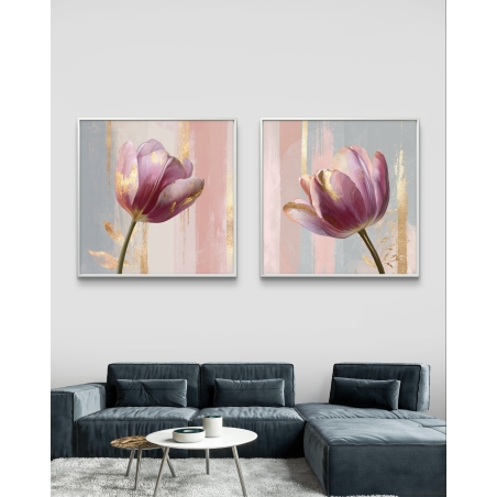 זוג תמונות קנבס מרובעות עם פרחי טוליפ ורודים ונגיעות זהב על רקע ורוד-אפור עדין.