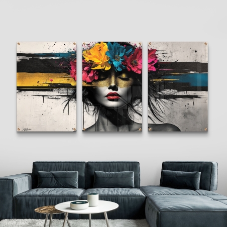 תמונת זכוכית מחולקת לשלושה חלקים עם דמות נשית בשחור לבן וזר פרחים צבעוניים על רקע מופשט